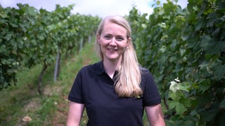 Winzerin Michaela im Weinberg