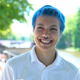 Frau mit blauen Haaren