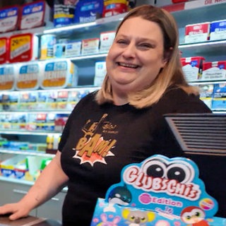 Anita ist glücklich mit ihrem Beruf. Sie arbeitet nachts in einem Autohof. Lächelnd steht sie hinter dem Tresen.