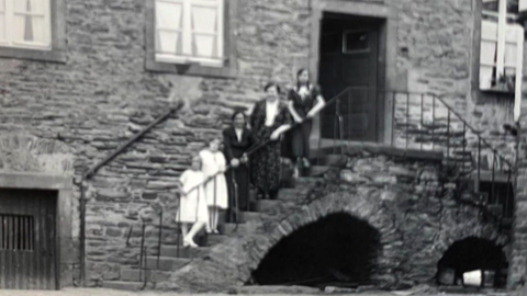 Jüdische Familie steht auf Treppe