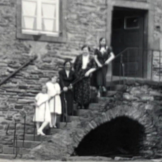 Jüdische Familie steht auf Treppe