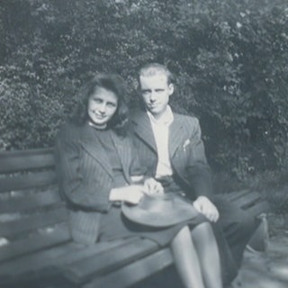 Ein Schwarz-Weiß-Bild eines jungen Ehepaars auf einer Bank