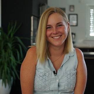 Svanja sitzt im Rollstuhl