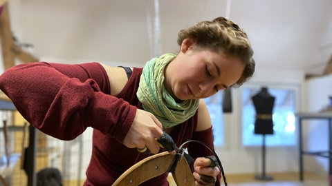 Sattlerin Viktoria bei ihrer handwerklichen Arbeit. 