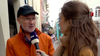 Jelko spricht in der Karlsruher Innenstadt mit Tici über seinen sehr guten Kindergartenfreund, der vor drei Jahren gestorben ist. Damals musste er weinen, seither nicht mehr.