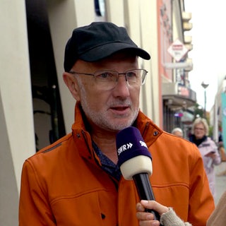 Jelko spricht in der Karlsruher Innenstadt mit Tici über seinen sehr guten Kindergartenfreund, der vor drei Jahren gestorben ist. Damals musste er weinen, seither nicht mehr.