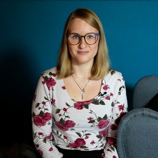 Magdalena blickt in die Kamera und lächelt