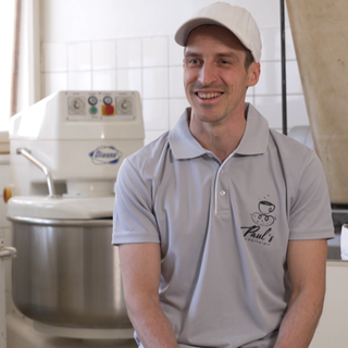 Bäcker lächelt in die Kamera