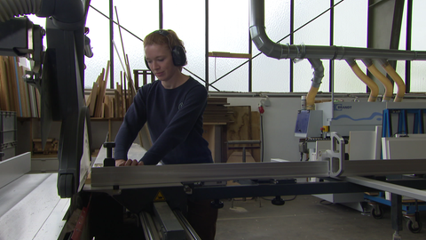 Schreinerin Maxime in Werkstatt