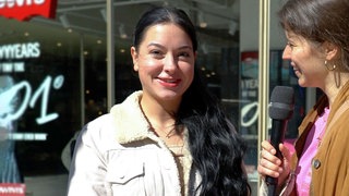 Junge Frau wird in Mannheim interviewt