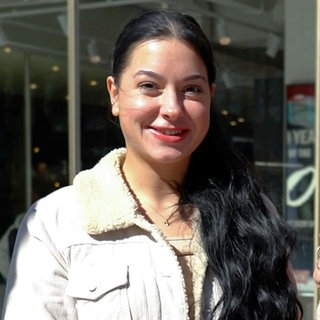 Junge Frau wird in Mannheim interviewt