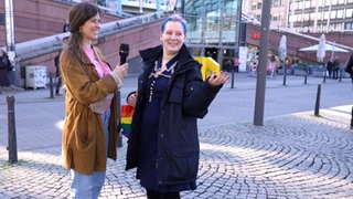 Reporterin befragt Passantin