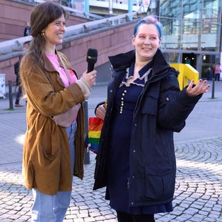 Reporterin befragt Passantin