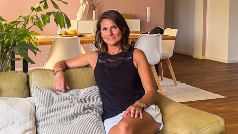 Frau sitzt auf Sofa