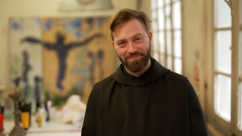 Junger Mann mit braunen Haaren und Bart.