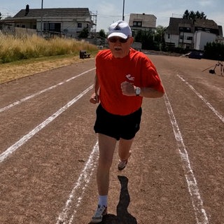 Werner, älterer Mann macht Sport auf der Laufbahn