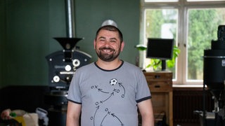 Mann mit Vollbart und Fußball T-Shirt