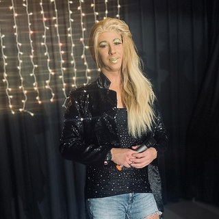 Drag Queen auf einer Bühne