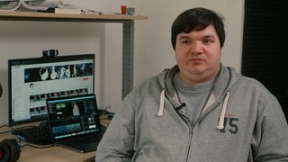 Junger Mann vor Video-Prduktions-Equippment