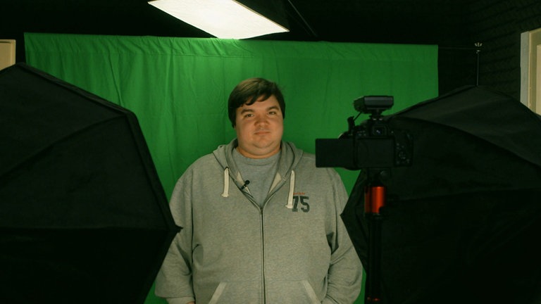 Junger Mann vor Video-Prduktions-Equippment