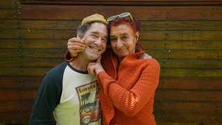 Eine Frau hält einen Mann im Arm