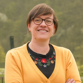 Dialektforscherin Maike lächelt in die Kamera