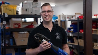 Junger Mann mit Rohzange