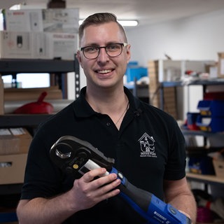 Junger Mann mit Rohzange