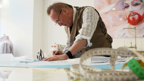 Ralph beim Anzeichnen auf dem Stoff