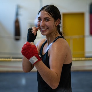 Junge Frau in Boxkleidung