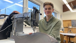 Junger Mann, 20, ist Sattler