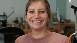 Junge Frau in einer Schmuckwerkstatt