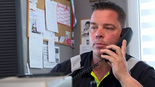 Junger Mann am Telefon