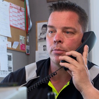 Junger Mann am Telefon