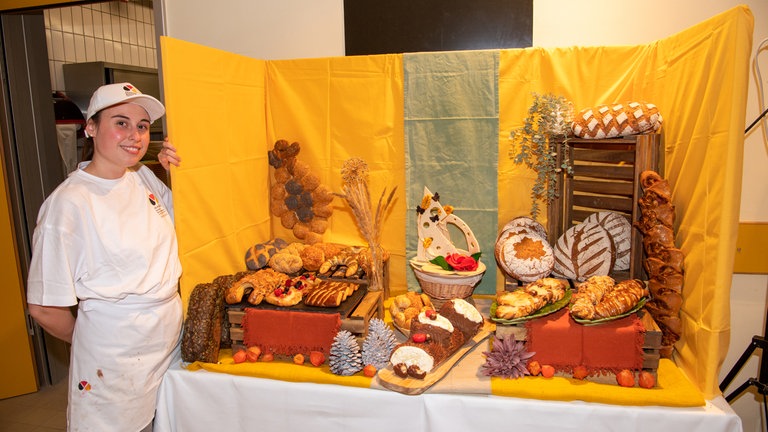 Eine Ausstellung von Brot und süßen Teilchen. 