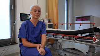 Junge Pflegerin im Krankeinhaus