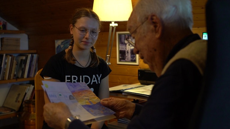 Georg und Laura sitzen im Wohnzimmer