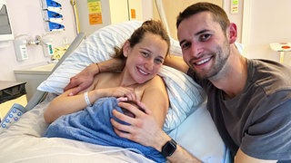 Nach der Geburt: Sina und Janne mit Baby Lou