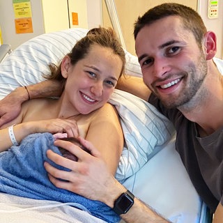 Nach der Geburt: Sina und Janne mit Baby Lou