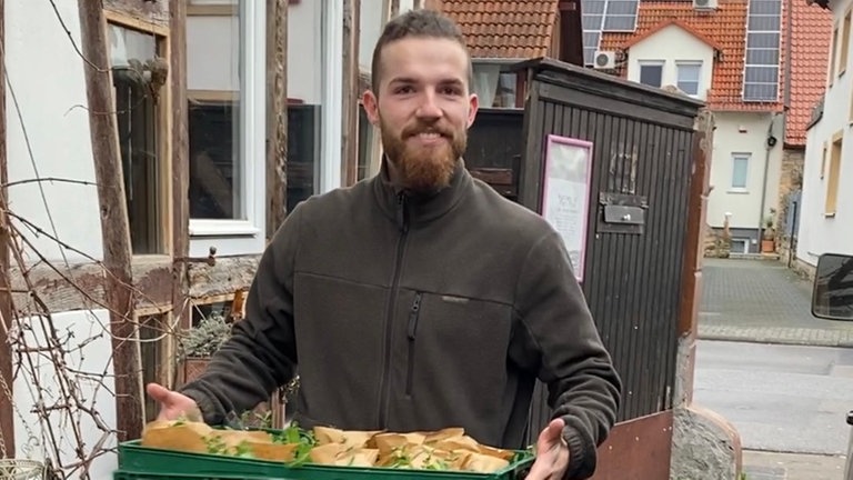 Junger Mann, 24 Jahre alt mit braunen Haaren 