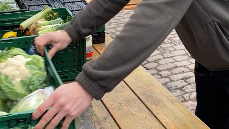 Junger Mann, der Lebensmittel rettet. 