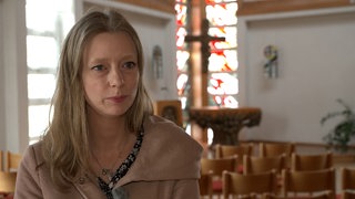 Junge blonde Frau in Kirche