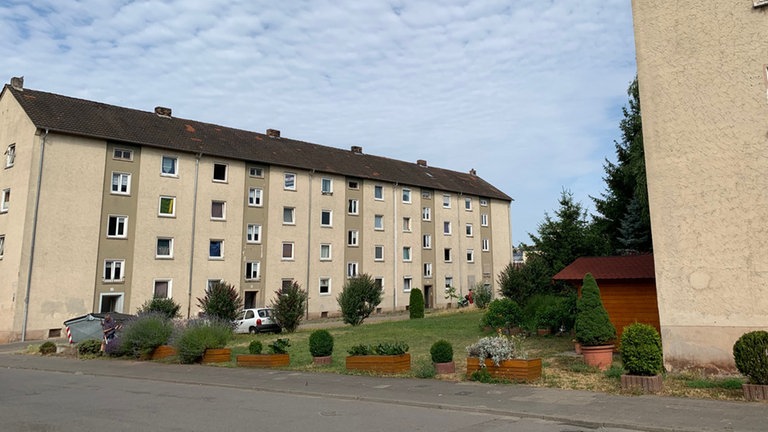 Eine Straße mit beige-farbenem Gebäude. 