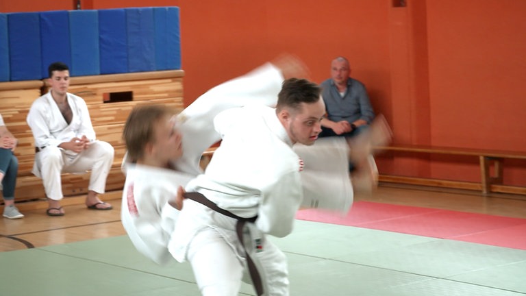 Zwei Judoka kämpfen gegeneinander.