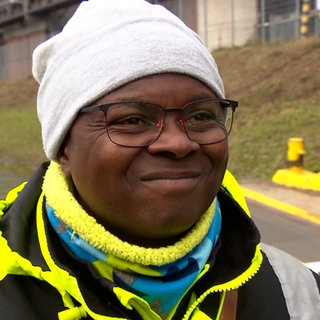 Mann mit dicker Winterjacke und grauer Mütze