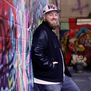René aus Kaiserslautern steht vor Graffiti Wand