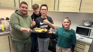 Speyrer bringt in seiner Kochshow ehrenamtlich Kindern das Kochen bei