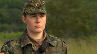 Junge, blonde Frau wird Reservistin