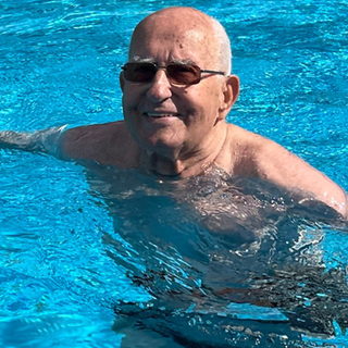 Senior im Becken eine Schwimmbads