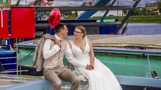 Ein Hochzeitspaar auf einem Binnenschiff